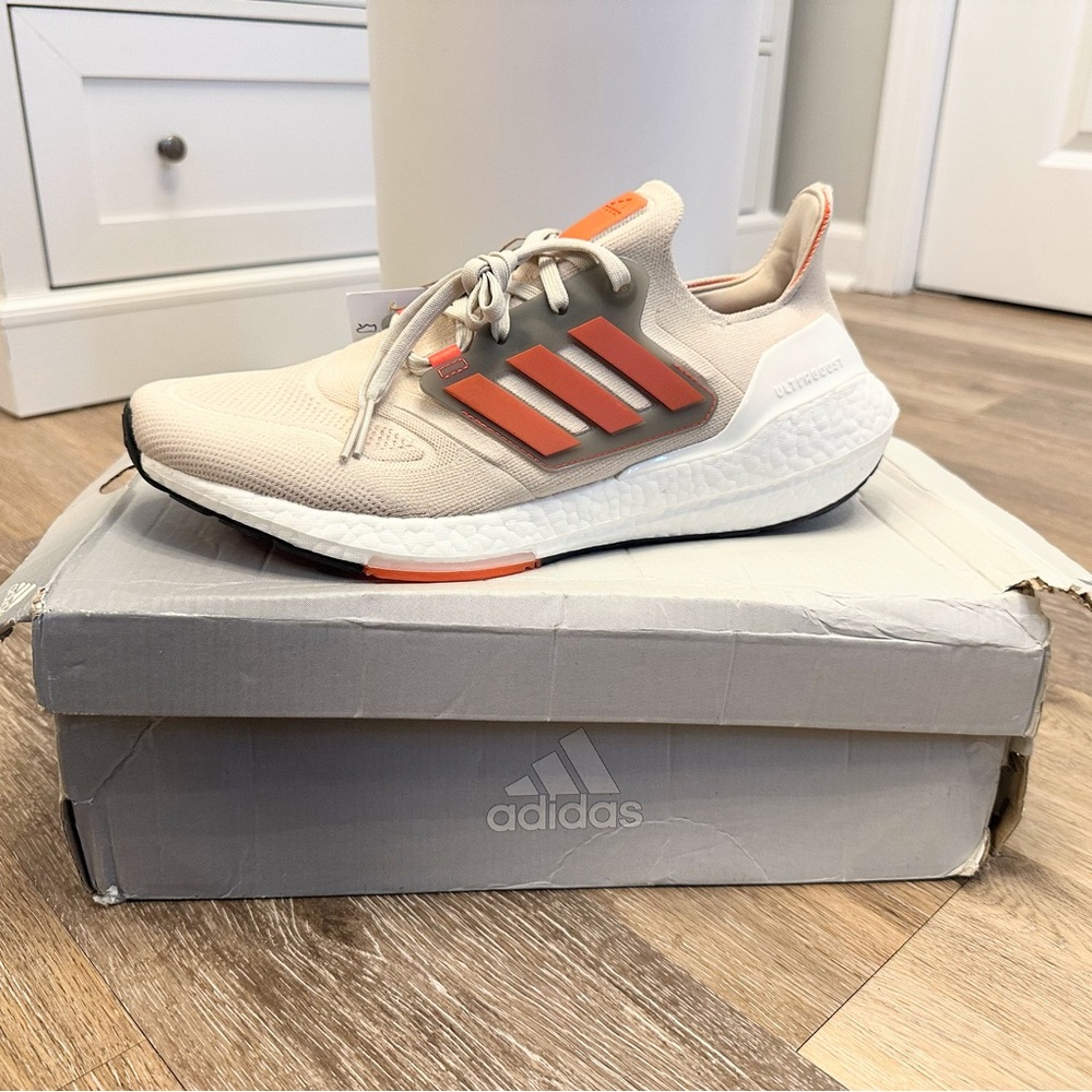 NIB Men’s Adidas Ultraboost 22 Running Shoes